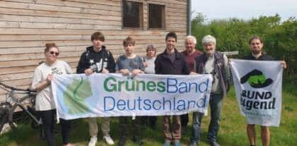 Gruppe mit Banner Grünes Band Deutschland