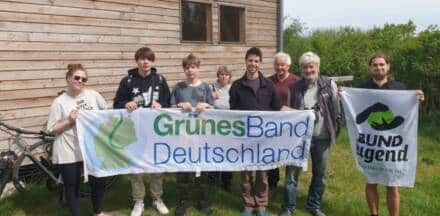 Gruppe mit Banner Grünes Band Deutschland
