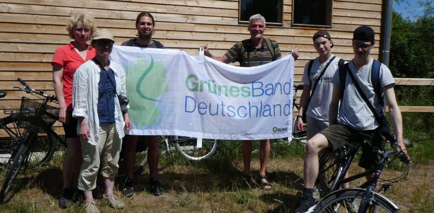 Menschen mit „Grünes Band Deutschland“-Banner