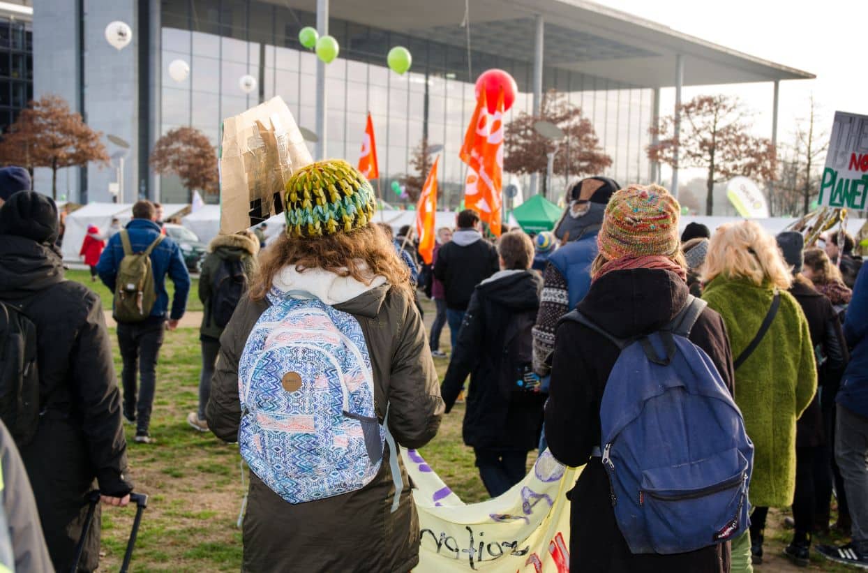 Demonstration vor moderner Glasarchitektur