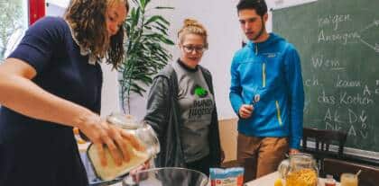 Junge Menschen beim gemeinsamen Kochen in einer Küche.