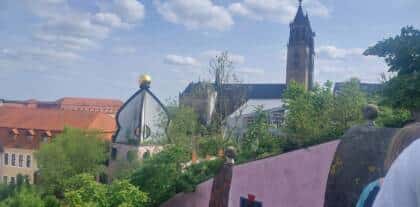 Historische Gebäude mit rotem Dach.