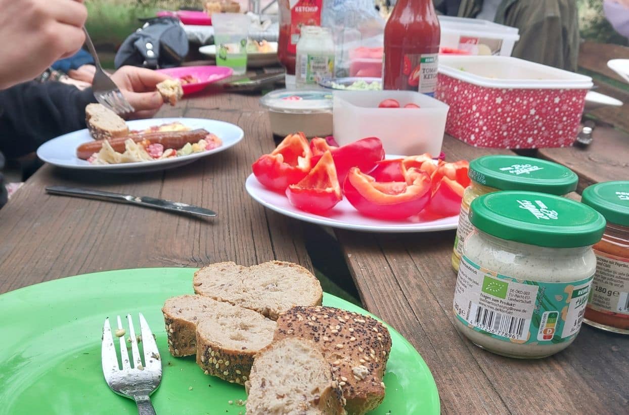 Picknick mit Brot und Gemüse auf Tisch