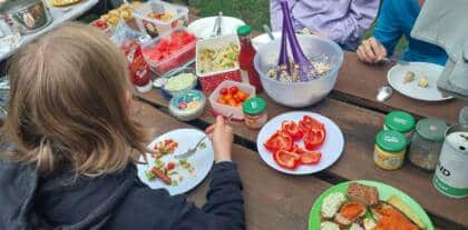 Picknick mit Salat, Gemüse und Brot.