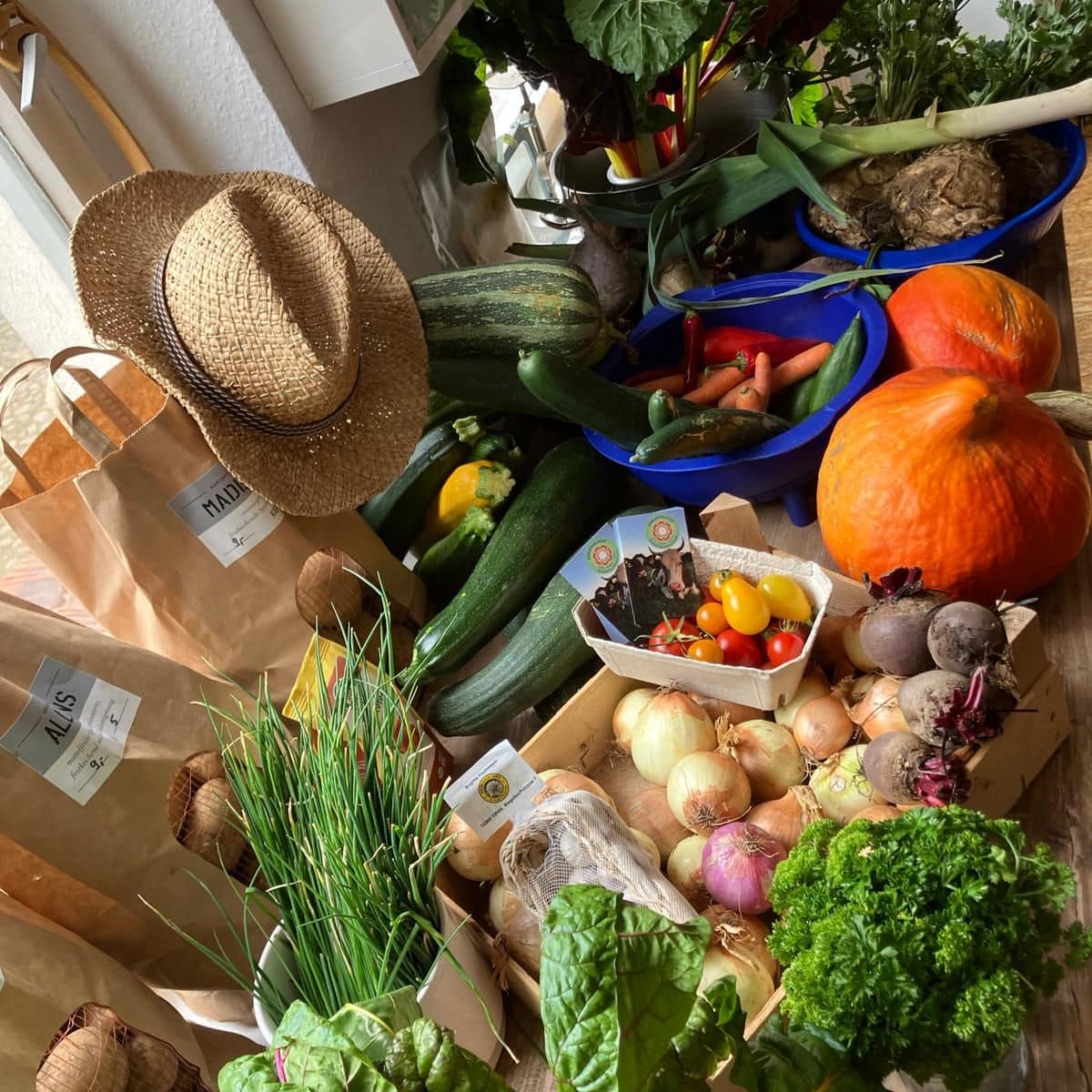 Frisches Gemüse auf Tisch mit Strohhut