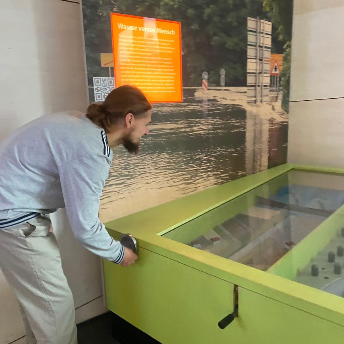 Person bedient interaktive Ausstellung über Wasser.