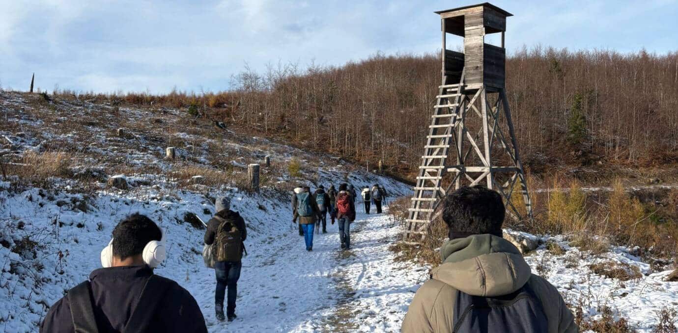 Wanderer im Schnee nahe einem Hochsitz