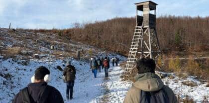Wanderer im Schnee nahe einem Hochsitz
